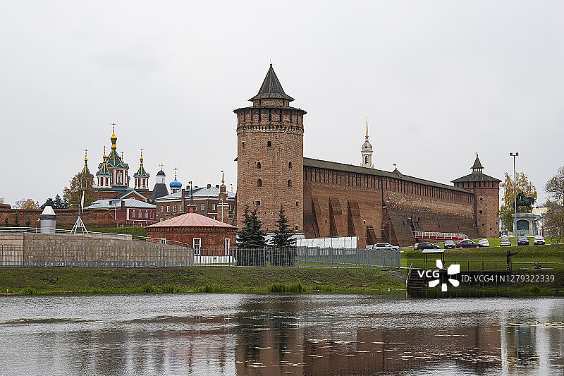 俄罗斯莫斯科州科洛姆纳克里姆林宫前的河流图片素材