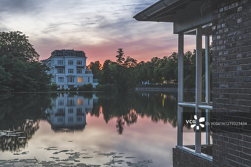 德国汉堡：阿尔斯特河畔的日落建筑图片素材