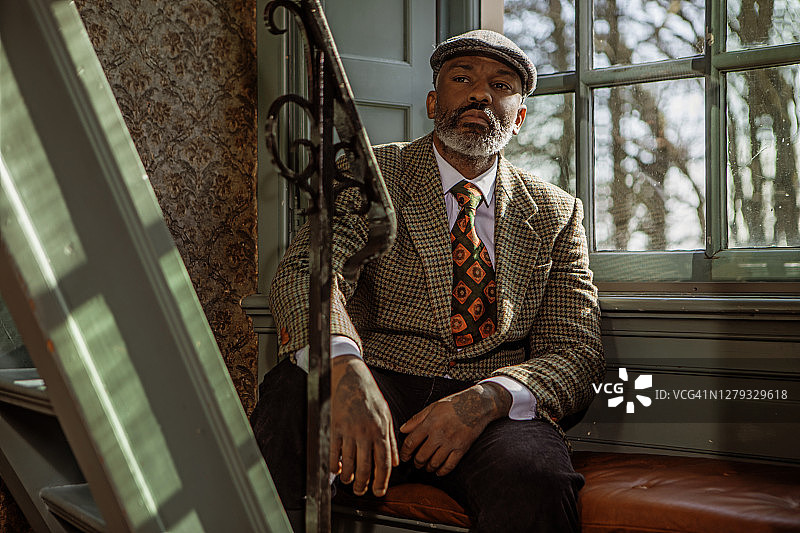 庄严住宅中，身穿复古乡村绅士服装的黑人肖像图片素材