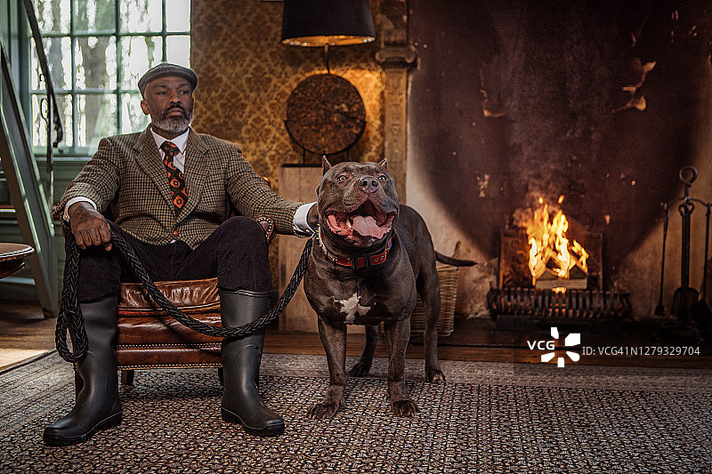 庄严住宅中，身穿复古乡村绅士服装的黑人肖像图片素材