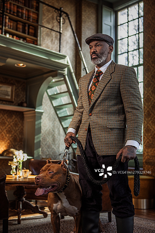 庄严住宅中，身穿复古乡村绅士服装的黑人肖像图片素材