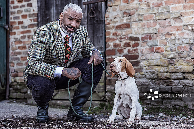 乡村绅士和猎犬在庄严住宅外的黑人男子肖像图片素材