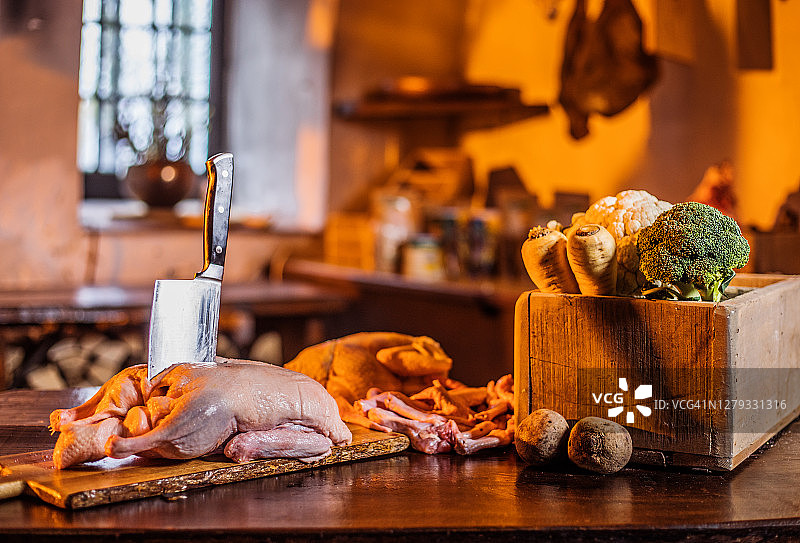 乡村别墅厨房的香肠餐桌图片素材