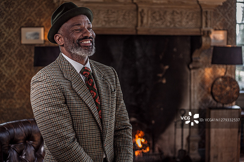 庄严住宅中，身穿复古乡村绅士服装的黑人肖像图片素材