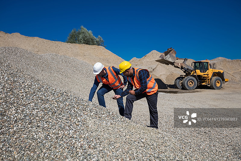 工人检查砂砾质量图片素材