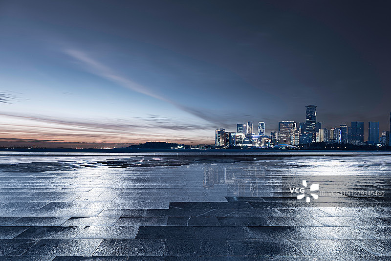 带露台的雨夜城市夜景图片素材
