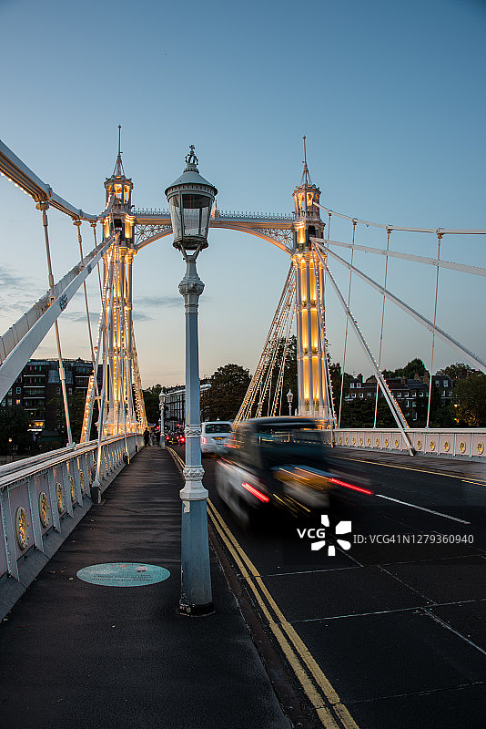 黄昏时艾伯特桥上的汽车光轨图片素材