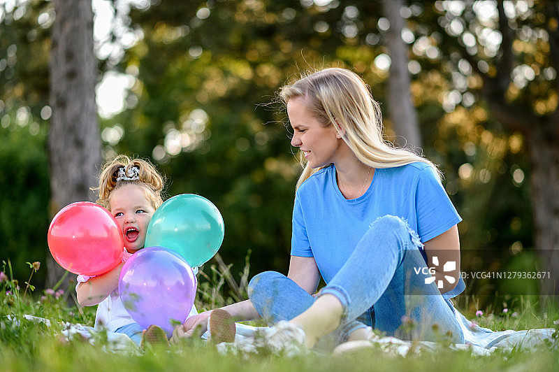 公园里年轻母亲和女儿的肖像图片素材