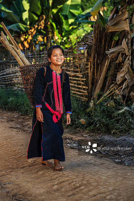 老挝北部乡村扛木头的小女孩图片素材