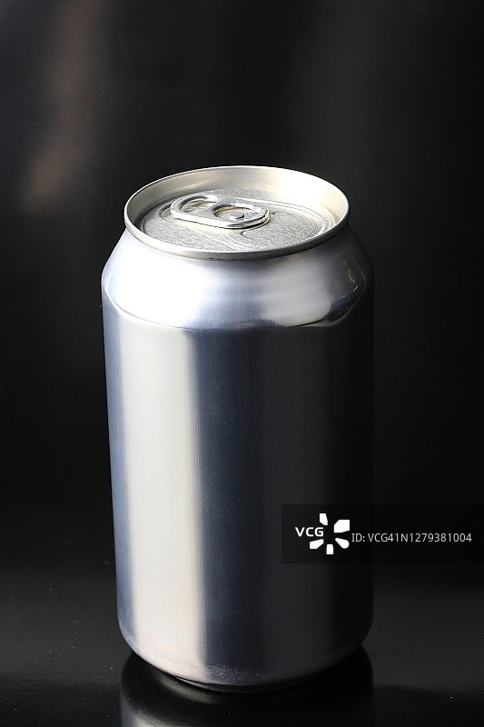 带易拉盖开启机构的饮料罐图片素材