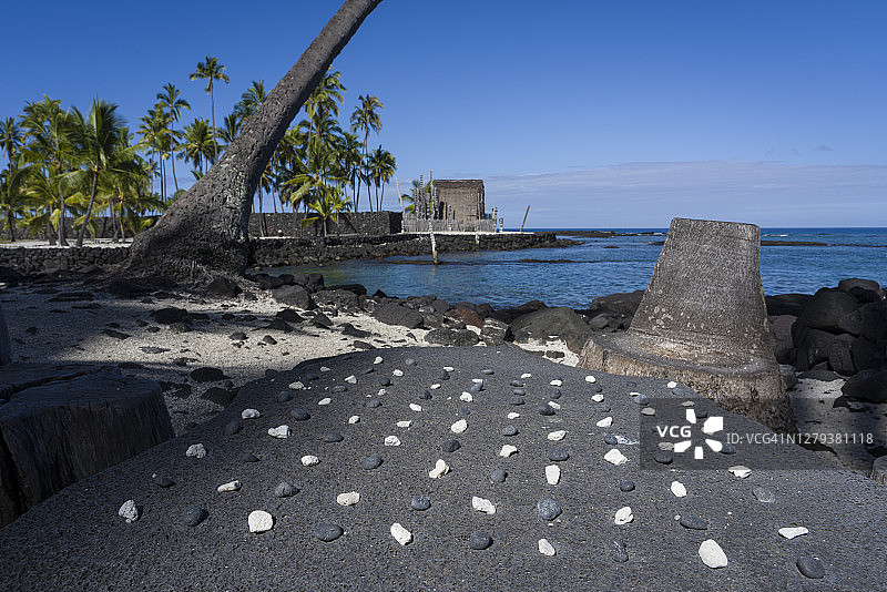 Puuhonua O Honaunau国家历史公园熔岩石上的科纳尼棋，远处是希基奥神庙。图片素材