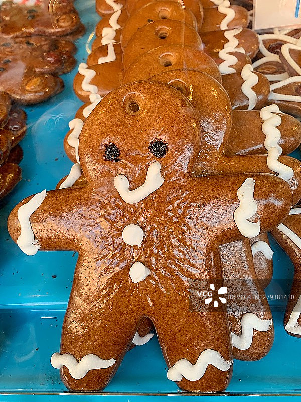 姜饼人在德国传统圣诞市场作为装饰品出售的特写图片素材