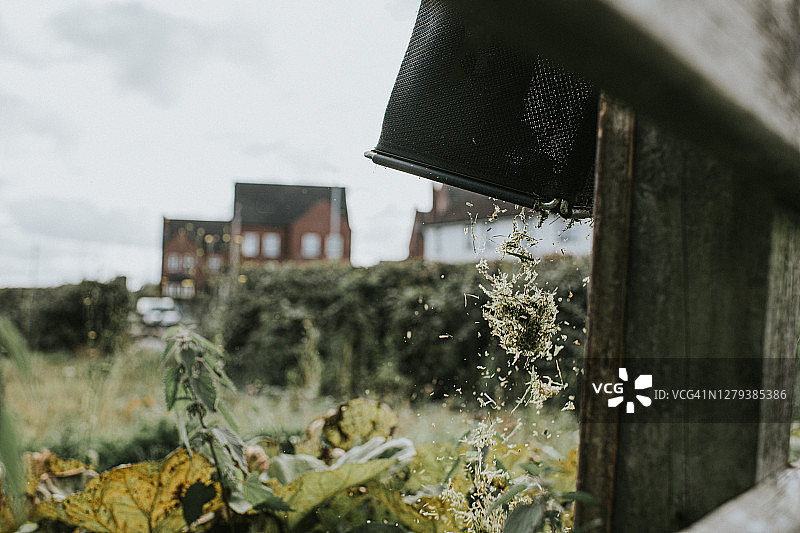 处理栅栏上的草屑图片素材