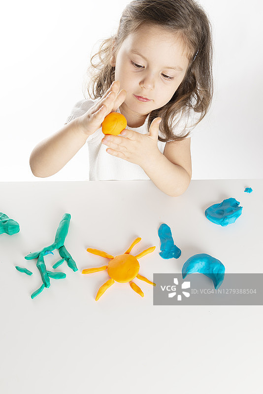 玩橡皮泥的幼儿图片素材