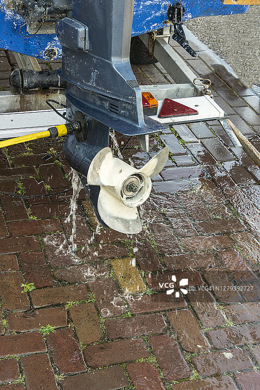 舷外机船的旋转桨叶图片素材