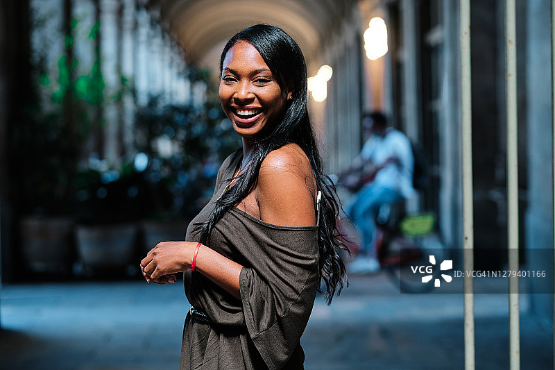 看着镜头的快乐漂亮的黑人女人图片素材