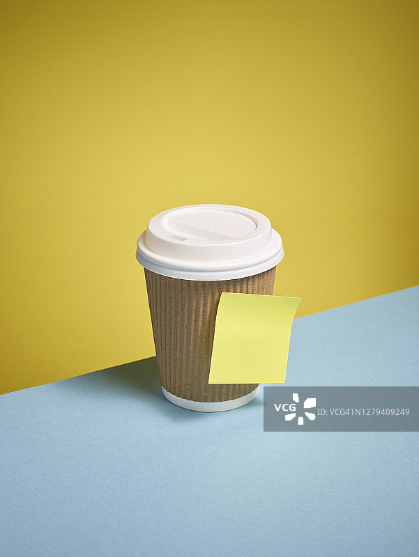 蓝色背景下的纸咖啡杯图片素材