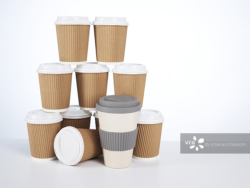 一次性咖啡杯与可重复使用的杯子图片素材