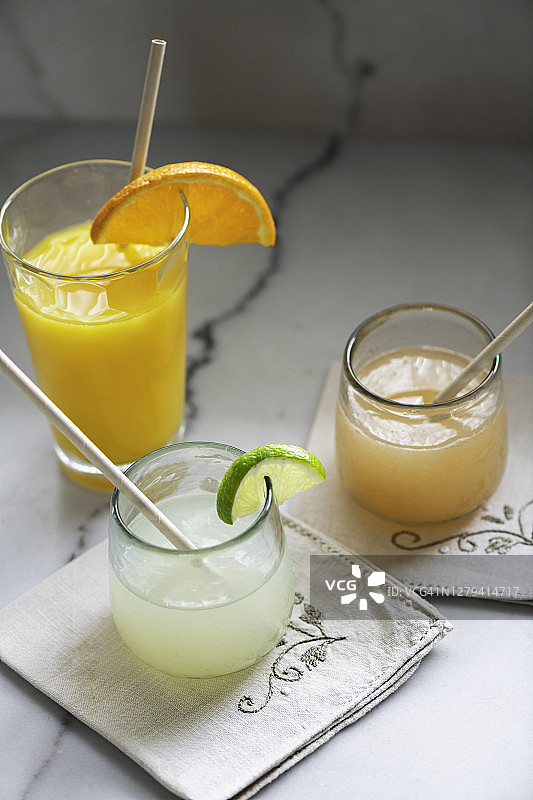 青柠、葡萄柚和橙汁图片素材