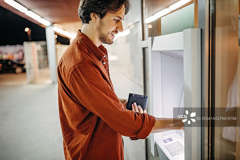 男人使用ATM机取款图片素材