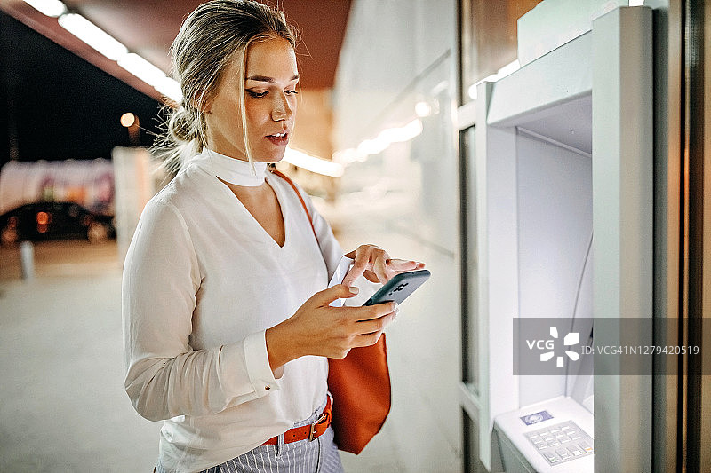 使用ATM的女性图片素材