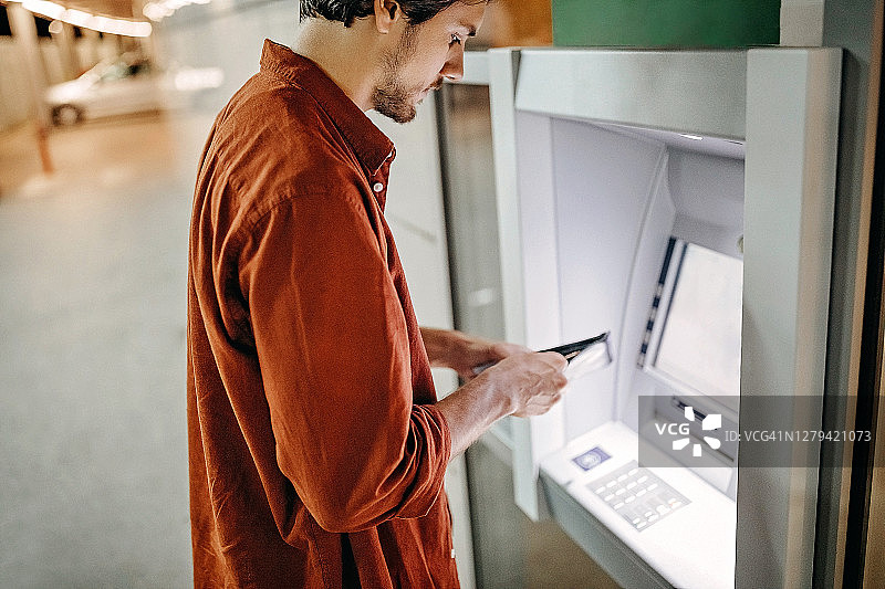 男人使用ATM机取款图片素材