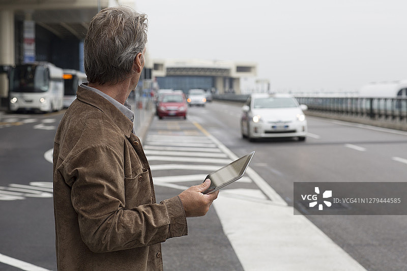 男子在机场到达区等出租车图片素材