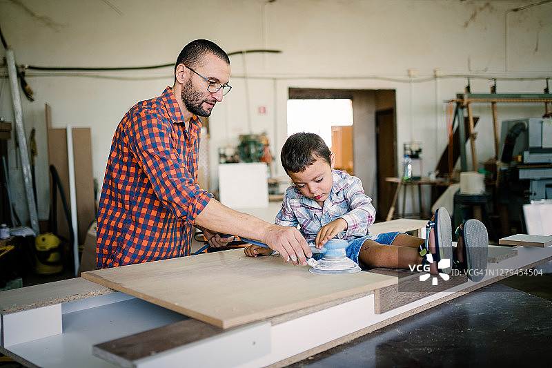 与父亲一起进行木雕图片素材