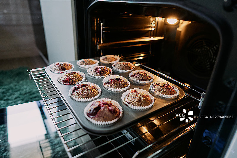准备吃新鲜出炉的甜味麦芬图片素材