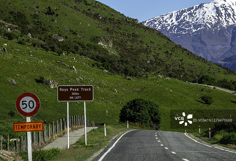 新西兰罗伊斯峰公路与山脉背景图片素材
