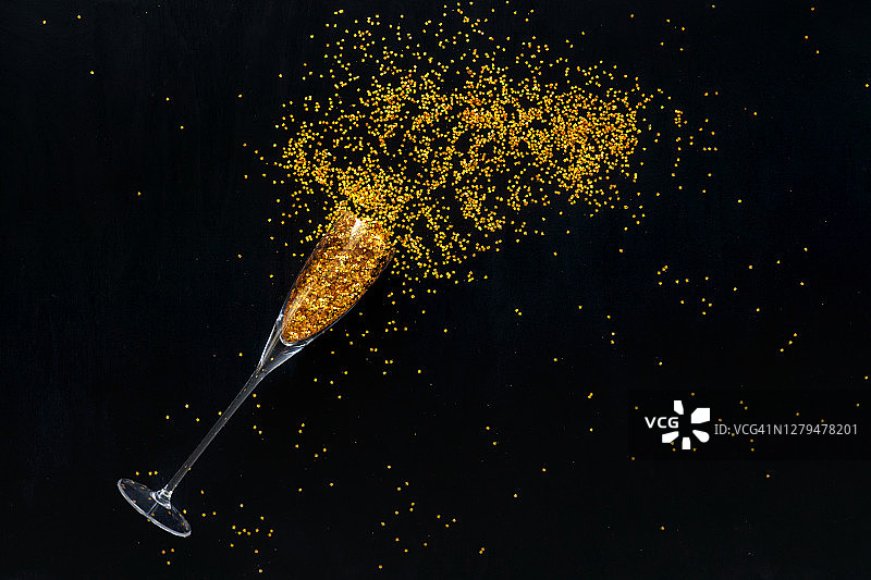 从香槟酒杯中溅出的五彩纸屑图片素材