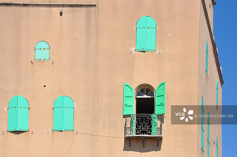 带有绿色木制百叶窗的房屋图片素材