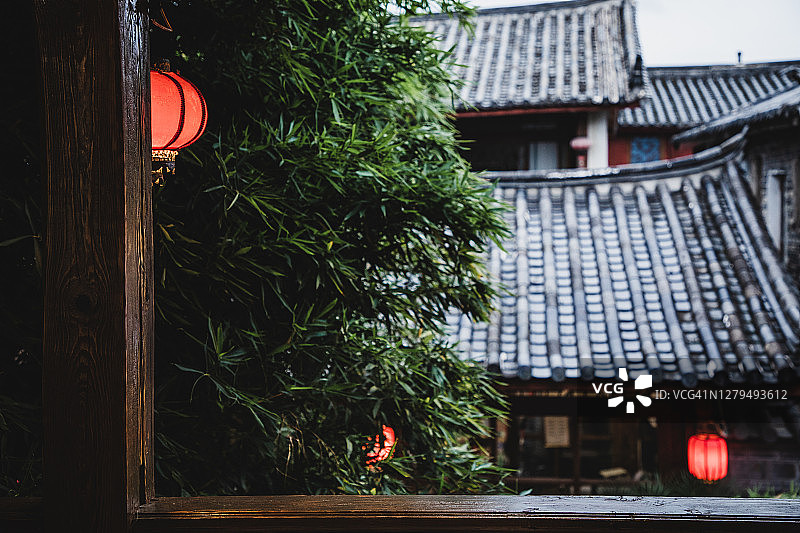 悬挂在屋顶上的中国灯笼图片素材