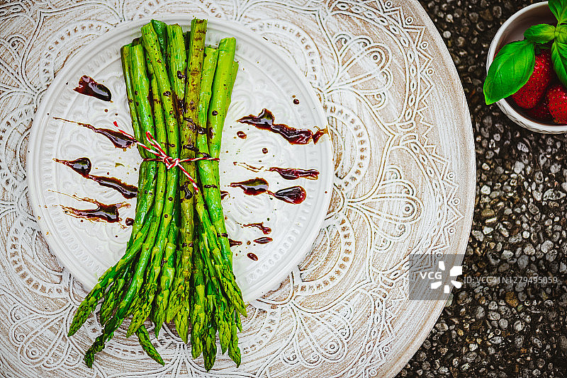 烤绿芦笋配香醋图片素材