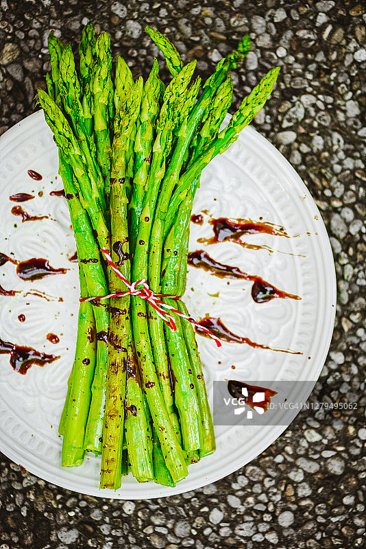 烤绿芦笋配香醋图片素材