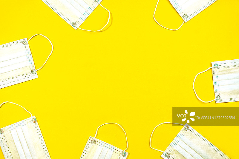 黄色背景上的医用口罩图片素材