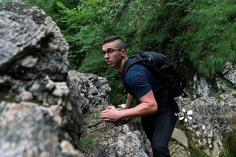 年轻的白人攀岩图片素材