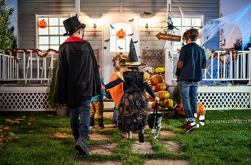 万圣节之夜，年轻的孩子们不给糖就捣蛋图片素材