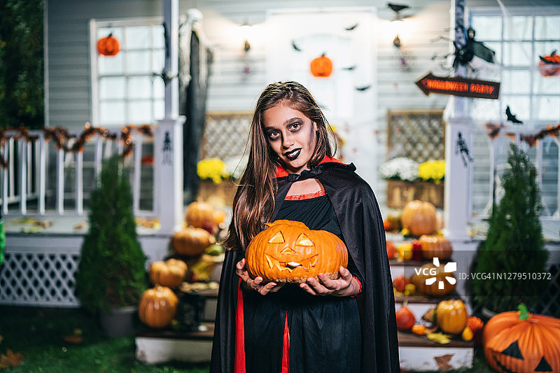 万圣节拿着南瓜灯的吸血鬼装扮女孩图片素材