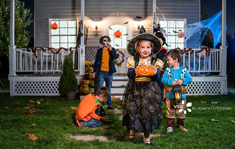 万圣节之夜，年轻的孩子们不给糖就捣蛋图片素材