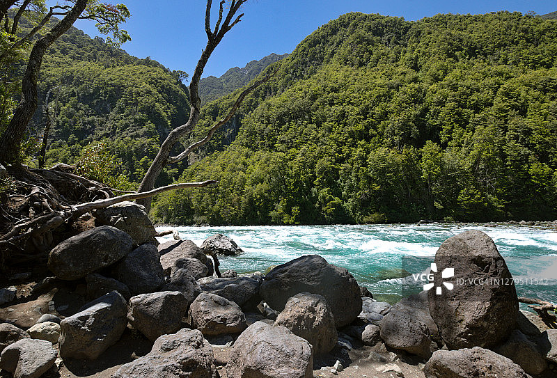 智利巴塔哥尼亚安第斯山脉森林火山景观中的佩特罗韦河图片素材