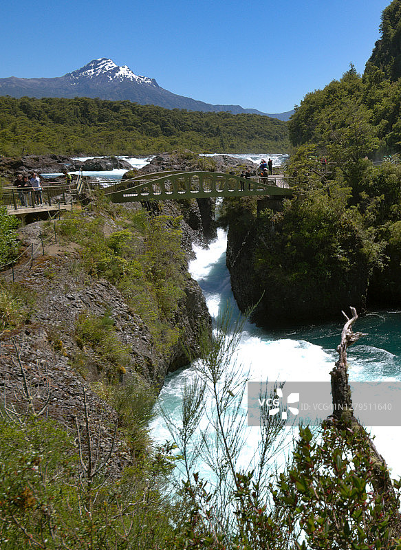 智利巴塔哥尼亚国家公园的彼德罗韦河瀑布图片素材
