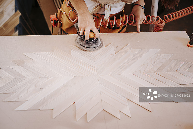 女木匠为新工艺品上色图片素材