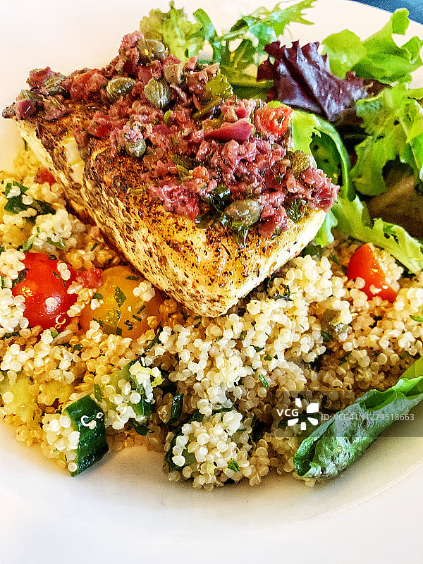 烤大比目鱼配藜麦和橄榄酱图片素材