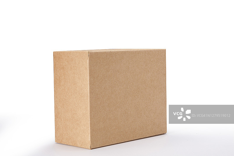 白色背景上的棕色盒子特写，带裁剪路径图片素材