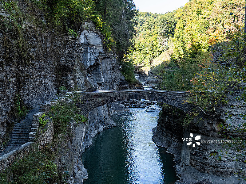 莱奇沃思州立公园下瀑布的人行天桥图片素材