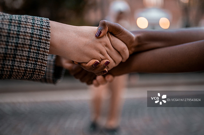 手牵着手图片素材