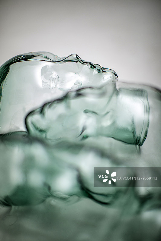 玻璃头像侧面图片素材