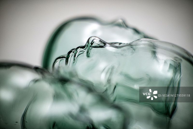 玻璃头像侧面图片素材