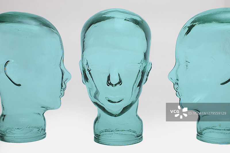 彼此相对的水晶头图片素材